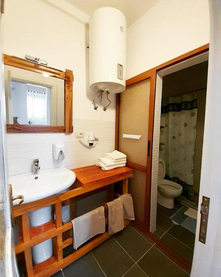 At Pikotiko'S - Korca City Rooms For Rent Eksteriør bilde
