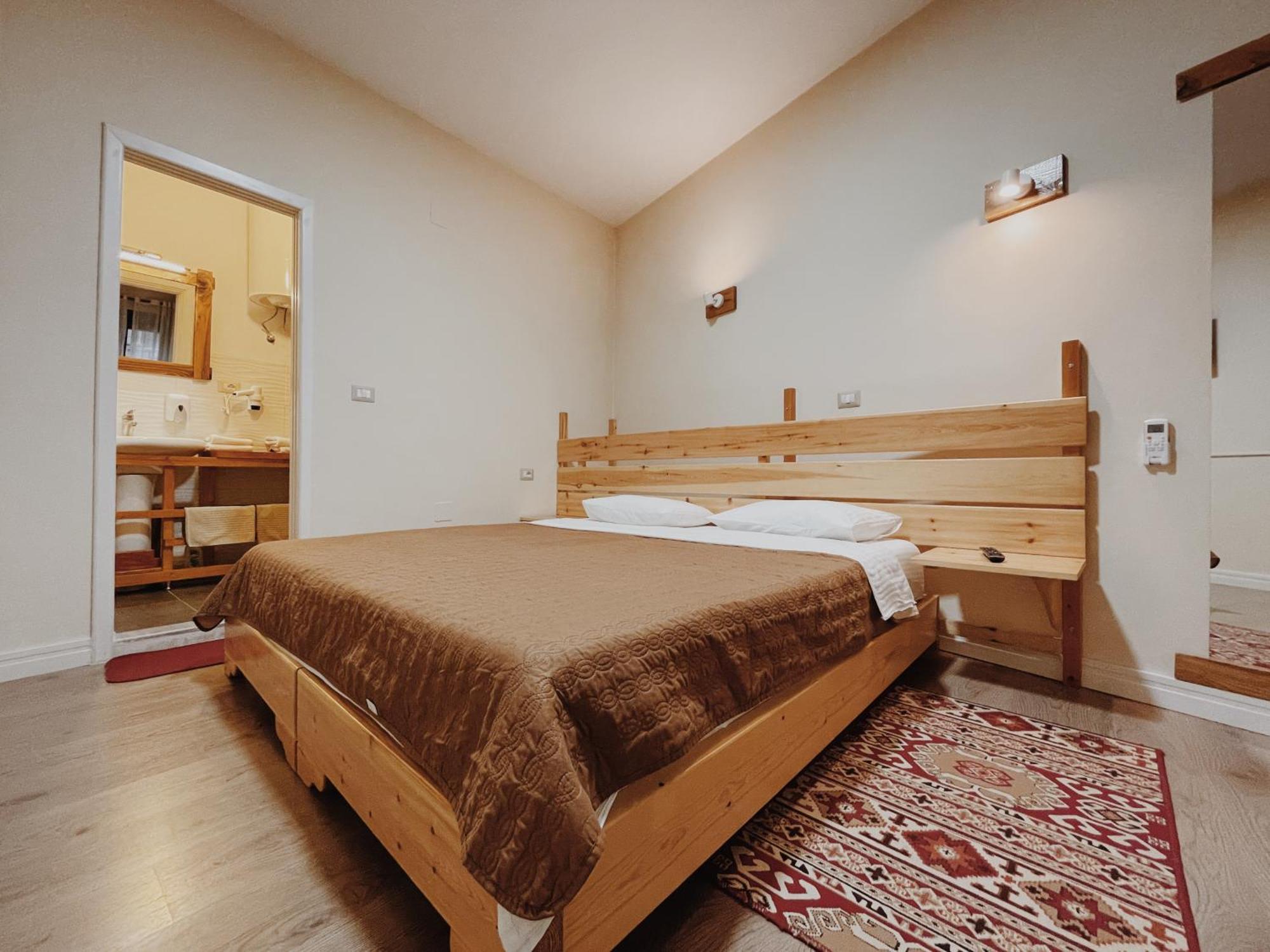 At Pikotiko'S - Korca City Rooms For Rent Eksteriør bilde