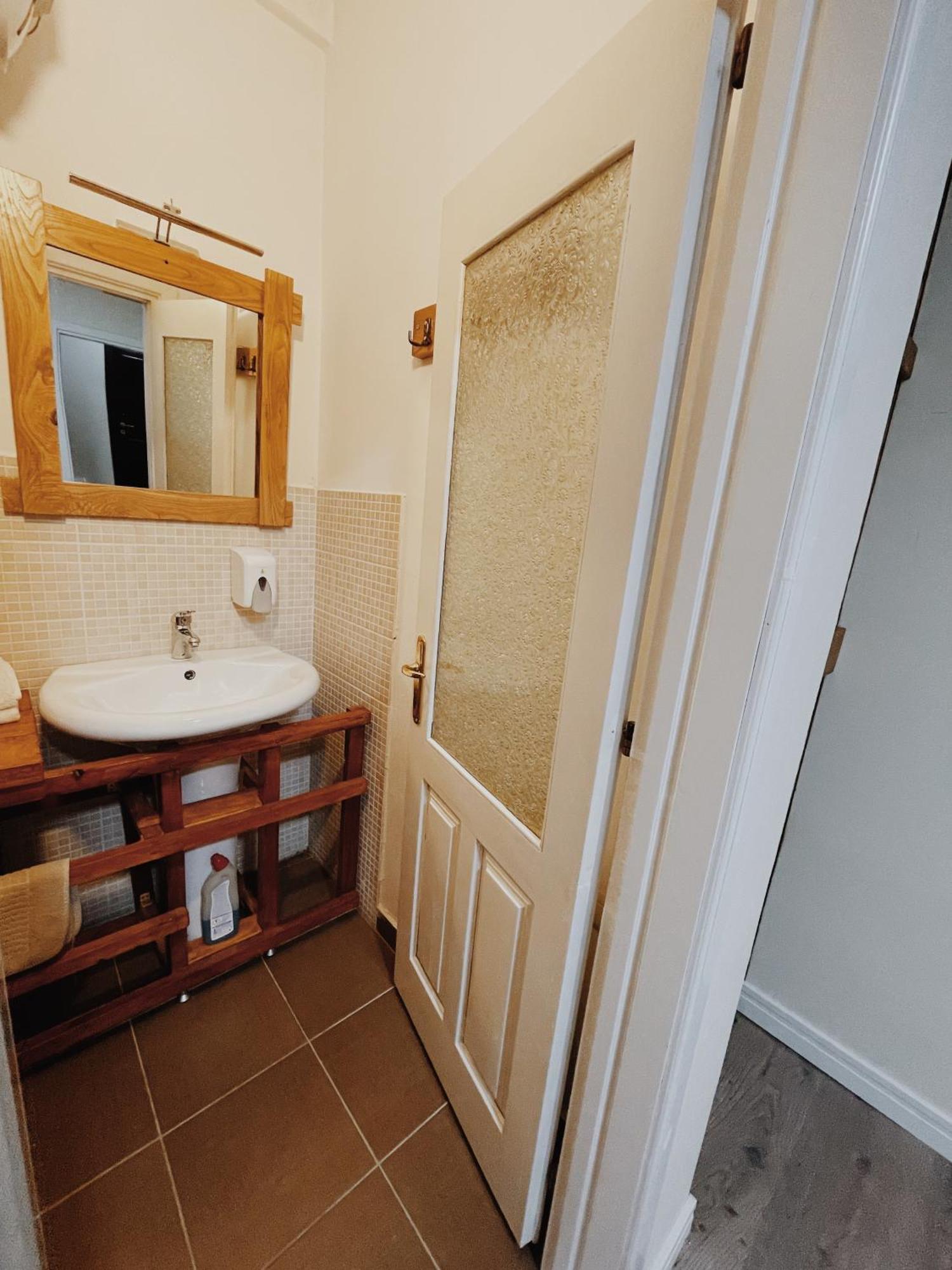 At Pikotiko'S - Korca City Rooms For Rent Eksteriør bilde