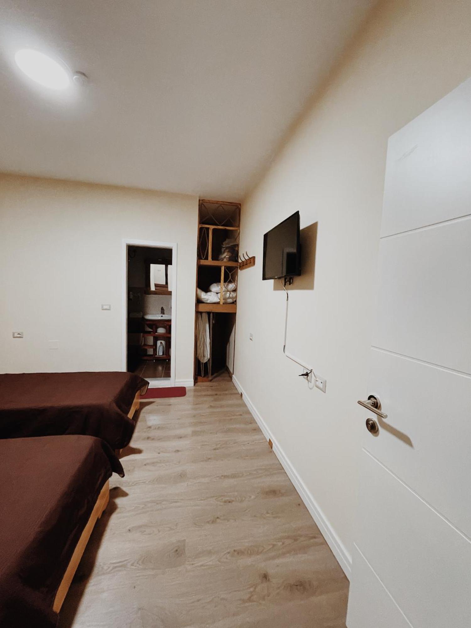 At Pikotiko'S - Korca City Rooms For Rent Eksteriør bilde