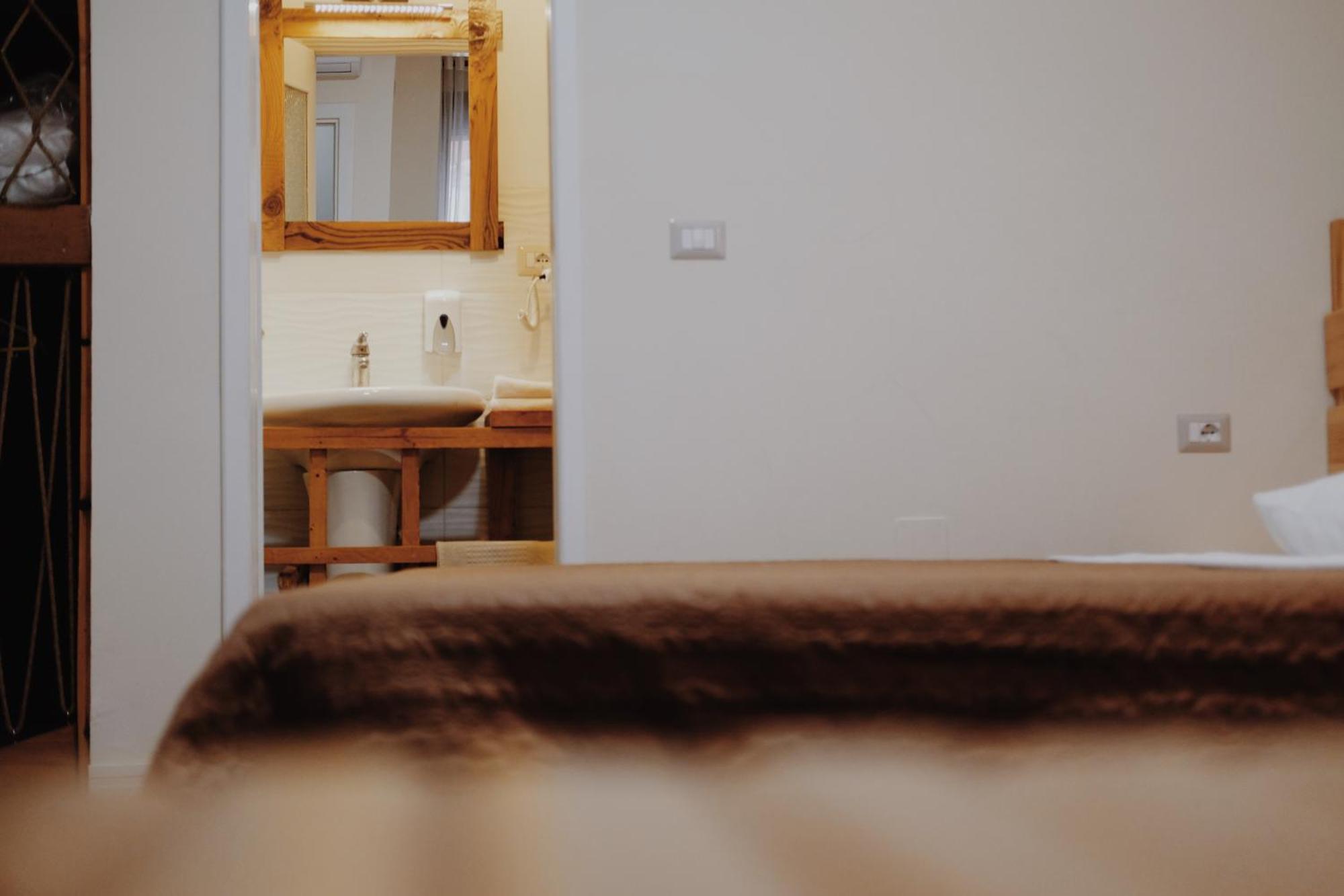 At Pikotiko'S - Korca City Rooms For Rent Eksteriør bilde