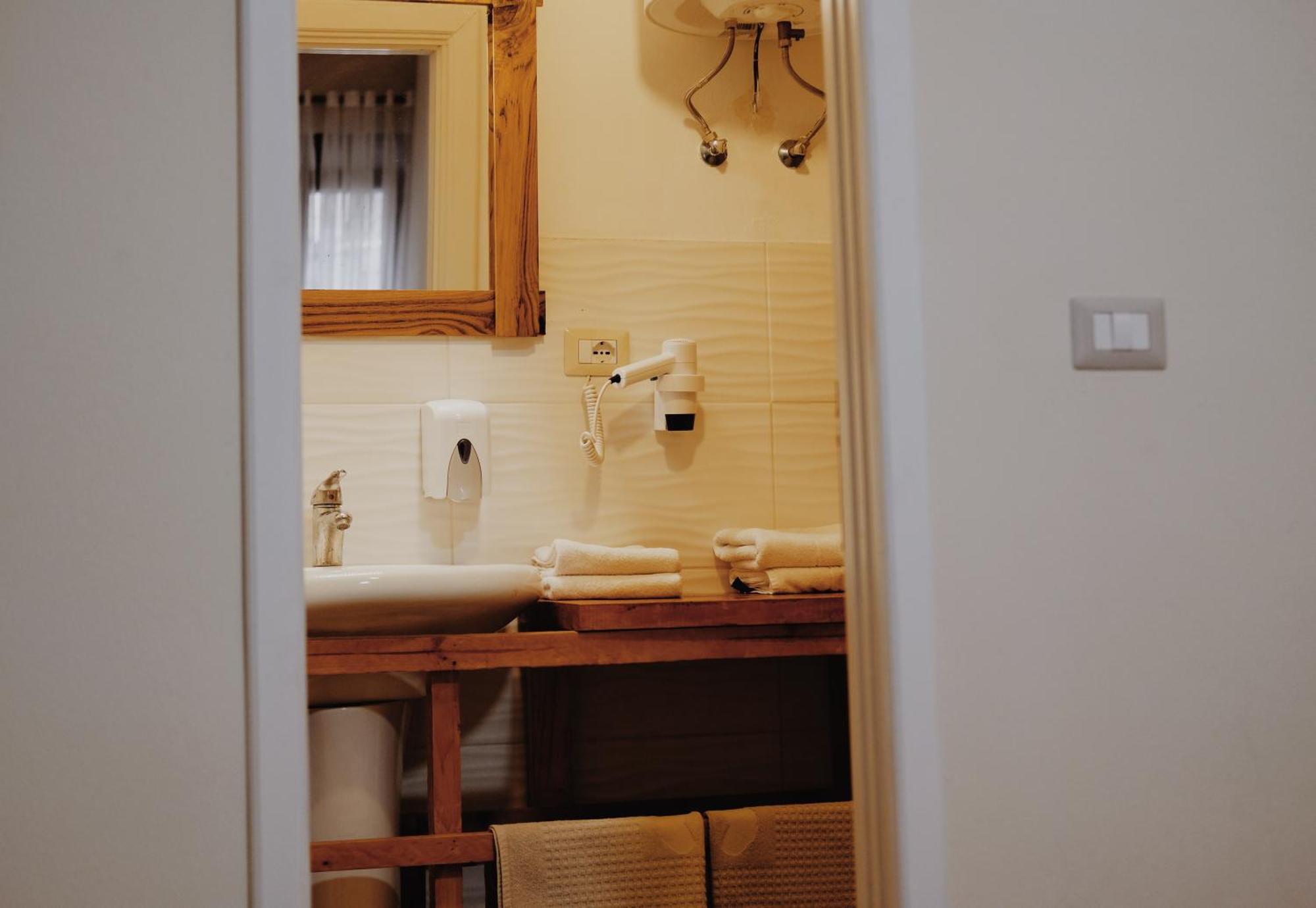 At Pikotiko'S - Korca City Rooms For Rent Eksteriør bilde