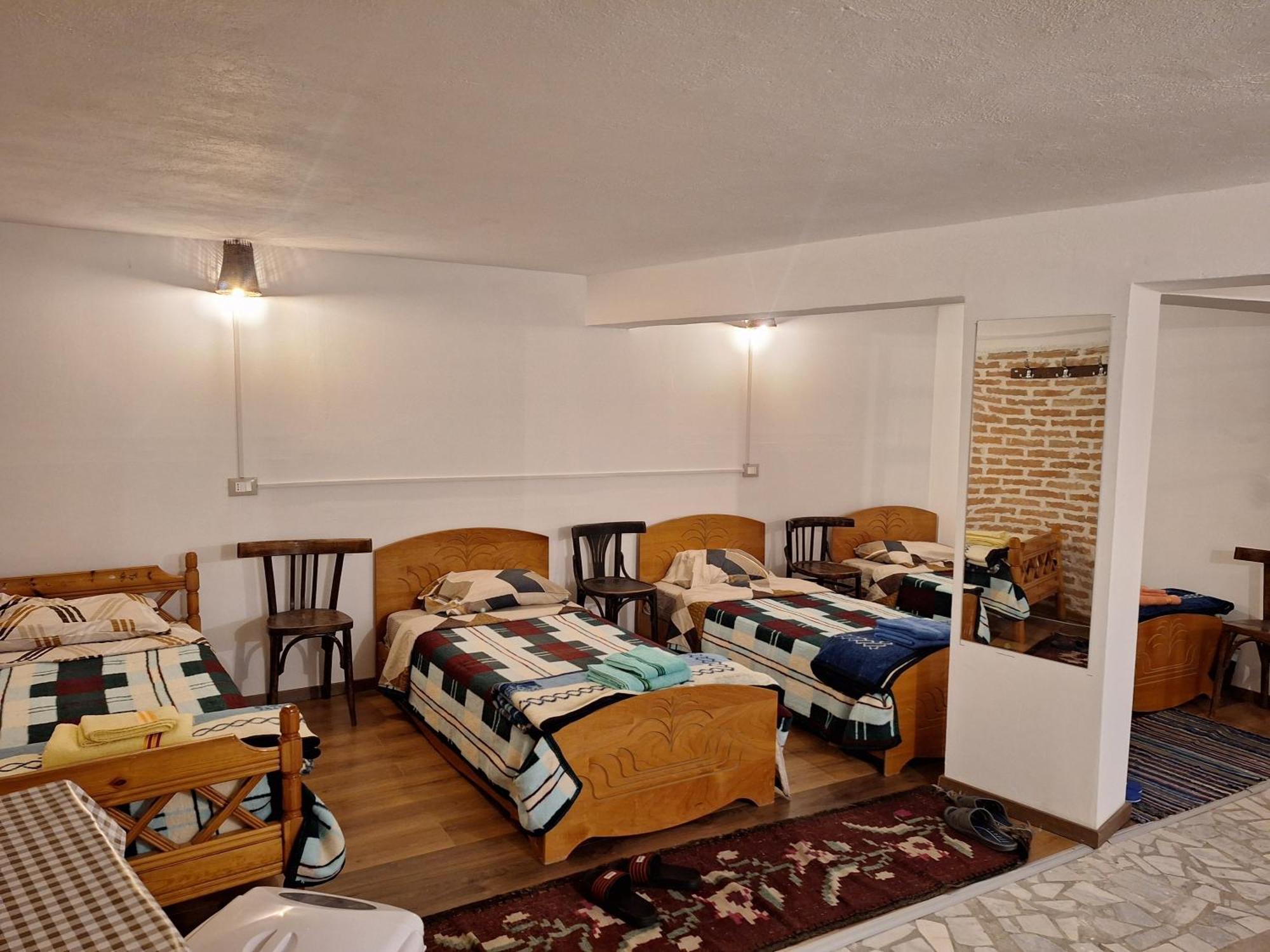 At Pikotiko'S - Korca City Rooms For Rent Eksteriør bilde