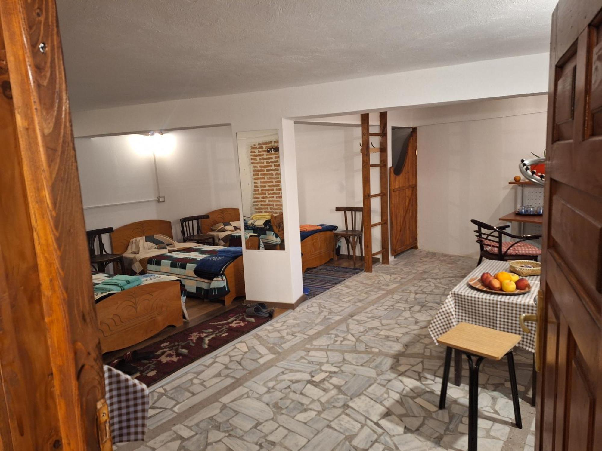 At Pikotiko'S - Korca City Rooms For Rent Eksteriør bilde