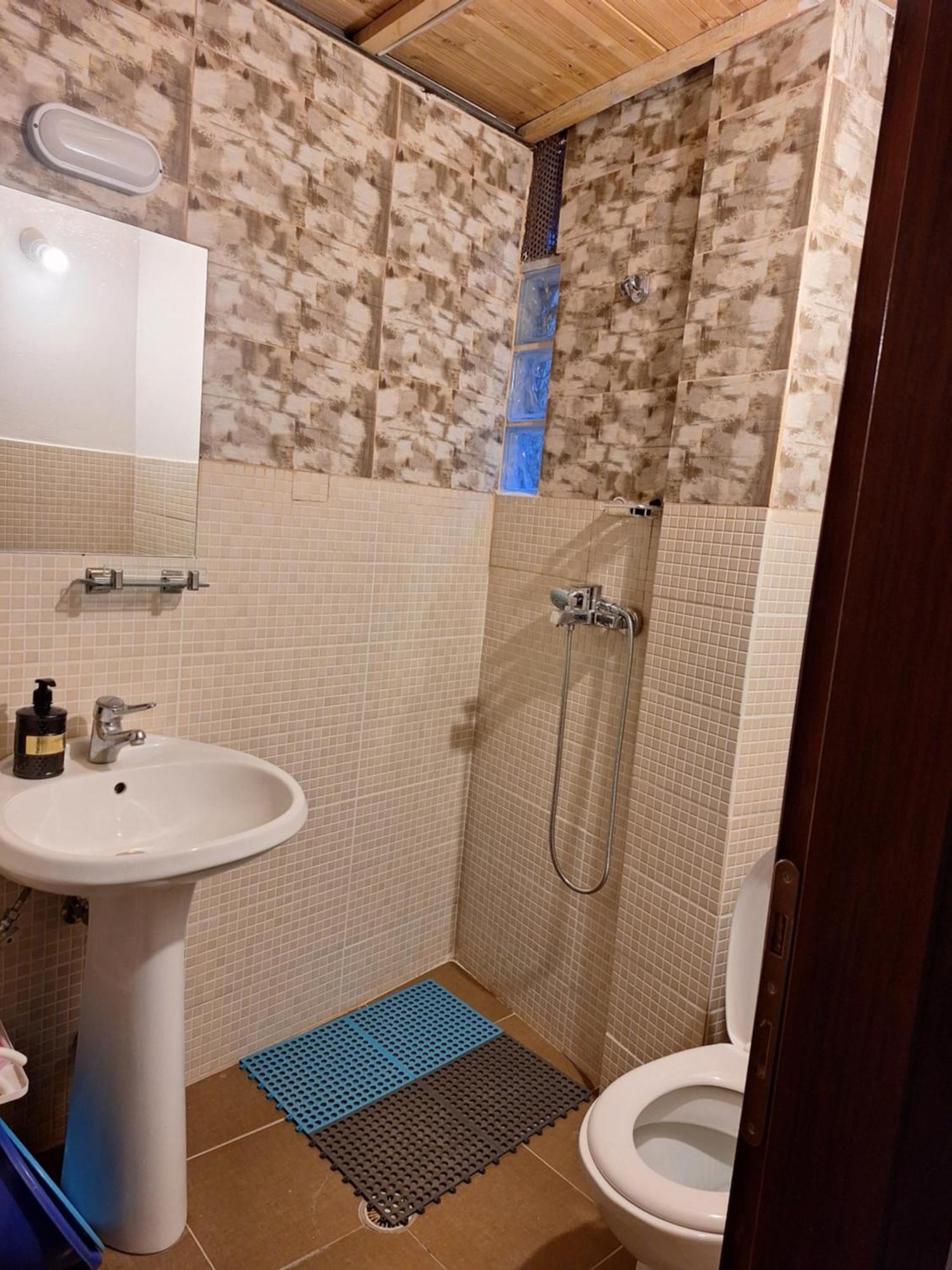 At Pikotiko'S - Korca City Rooms For Rent Eksteriør bilde